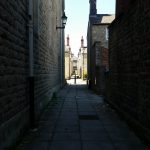 an alleyway between houses