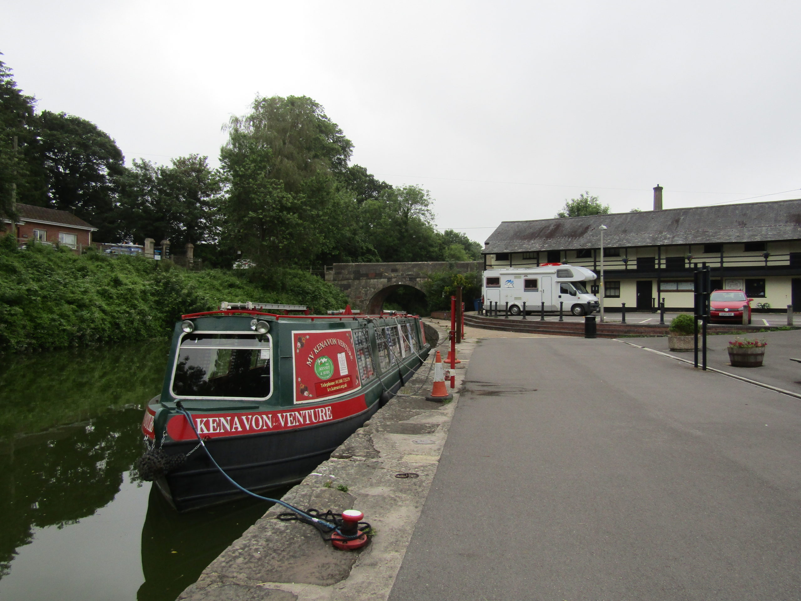 canal boat trip swindon