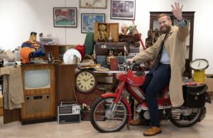 Travelling Auctioneers visit RWB Auctions - Gareth with a selection of items